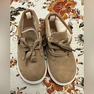 NWOB - GAP Toddler girl moccasin sneakers w/double side fringes w/laces, size 9